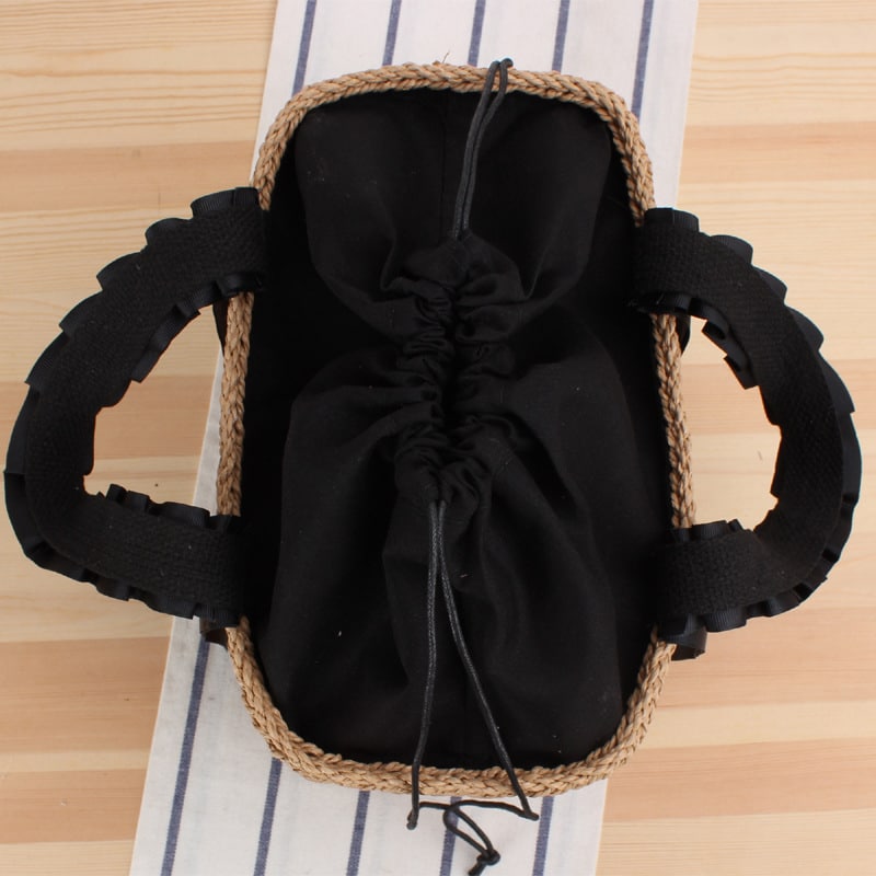 Woven straw handbag with a honeycomb texture – close-up detail (3)