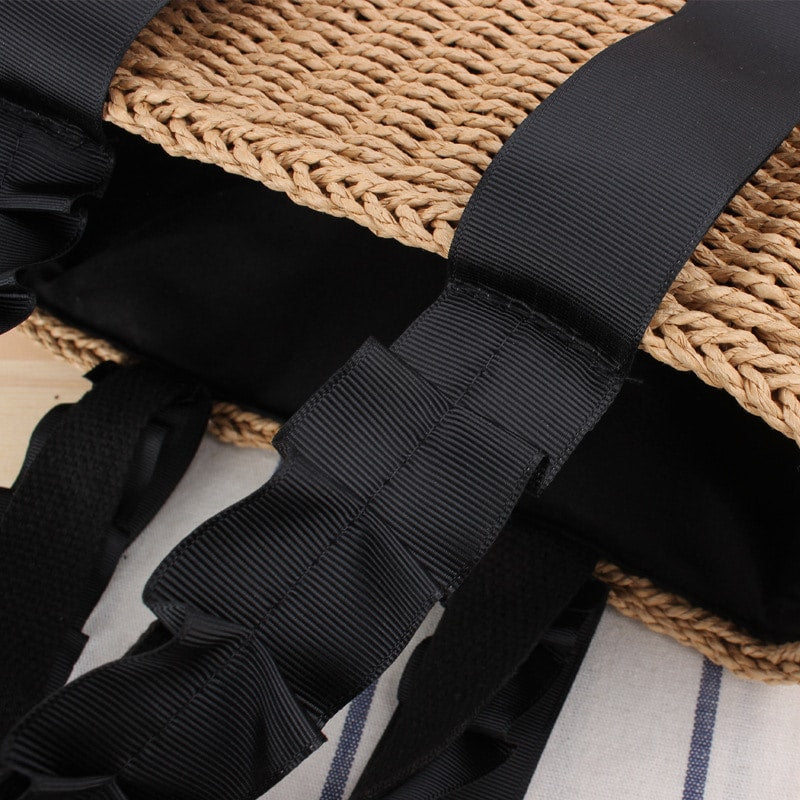 Woven straw handbag with a honeycomb texture – close-up detail (2)