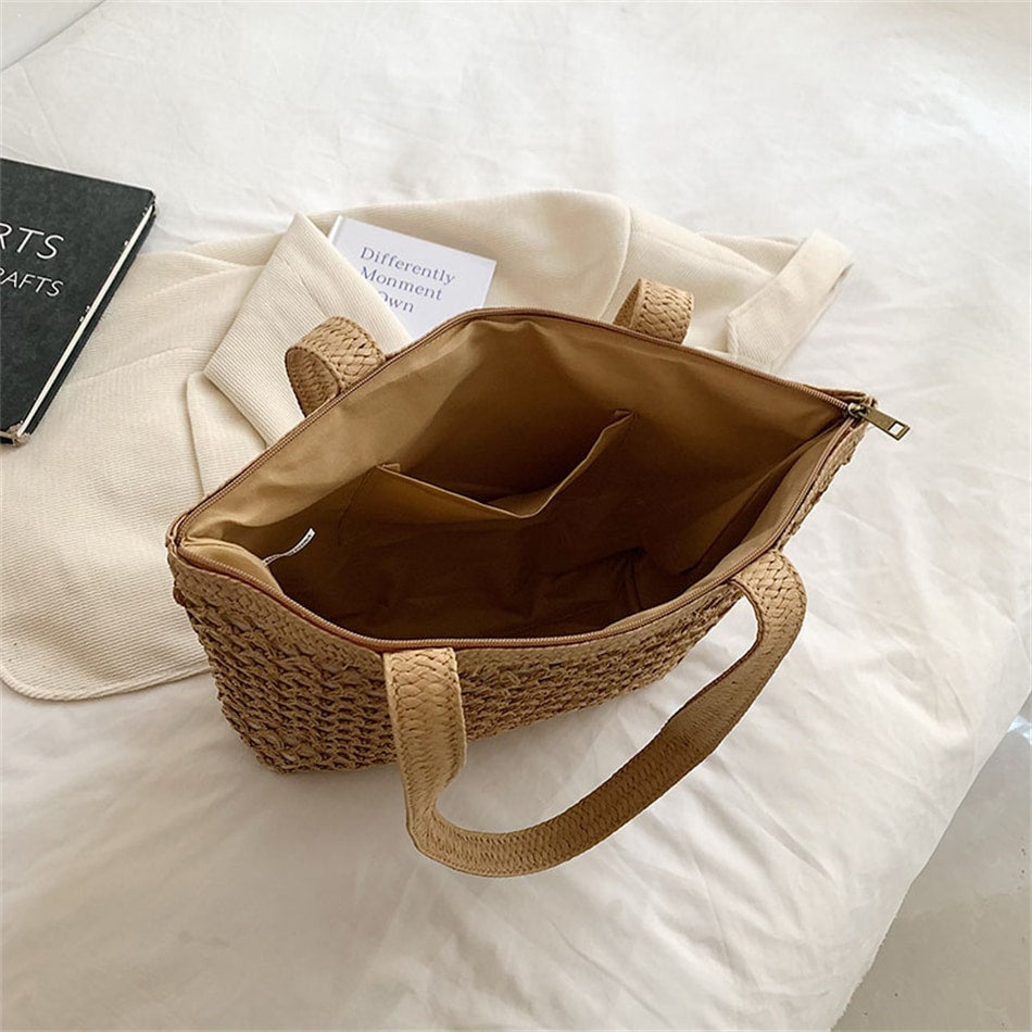 Golden woven handbag with a central zipper – close-up detail