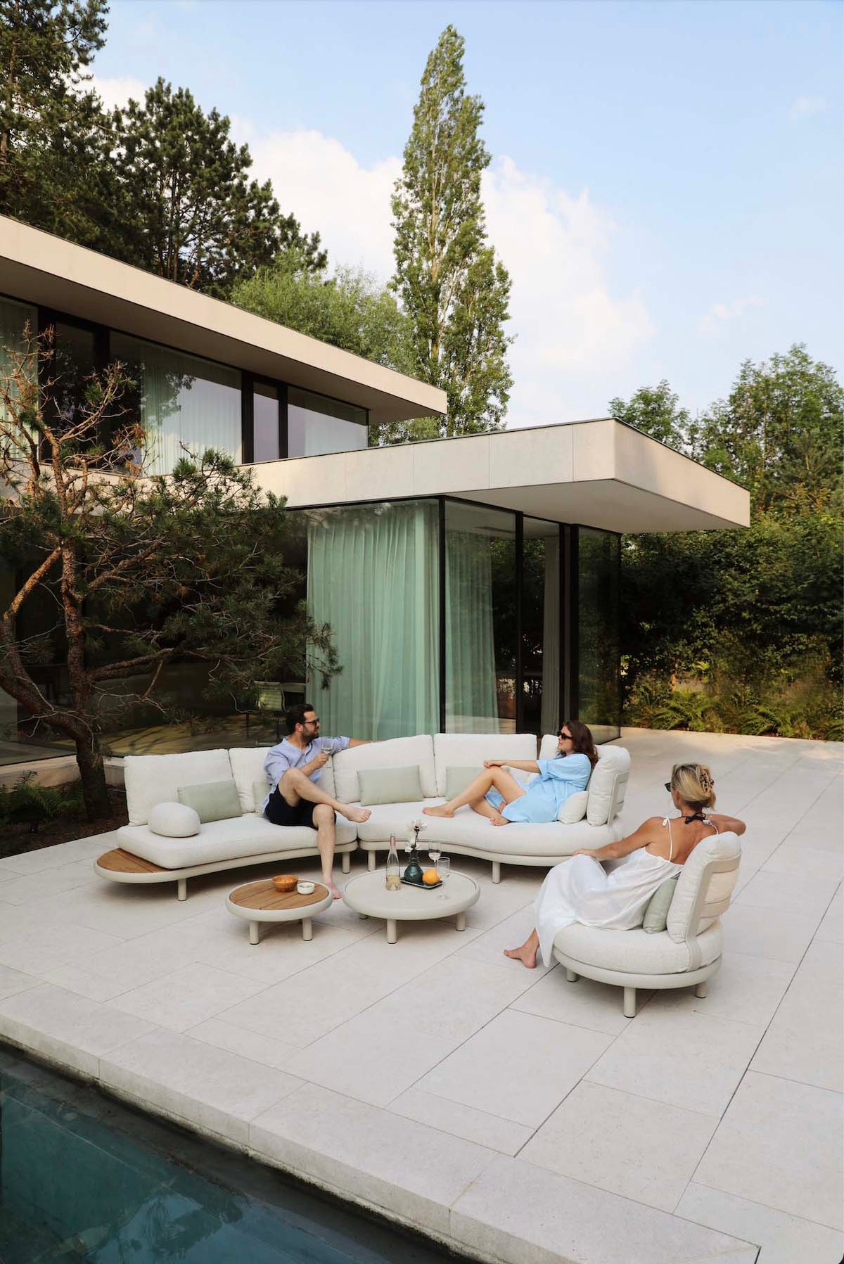 Rosa modular aluminum outdoor sofa set with thick cushions – shown outdoors (4)