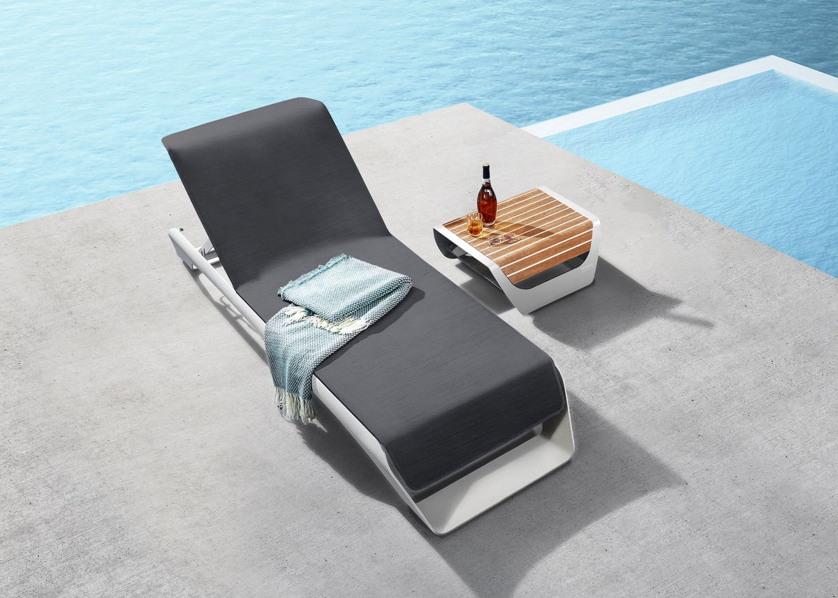Onda white aluminum pool lounger with teak side table – shown outdoors (4)