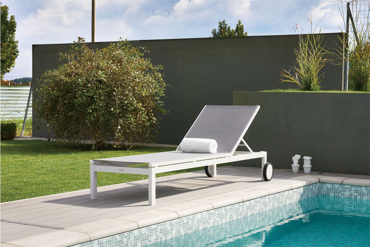 Sully white aluminum pool lounge chair with large wheels – shown outdoors (3)