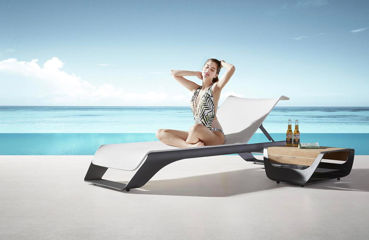 Onda gray aluminum pool lounger with side table – shown outdoors (5)
