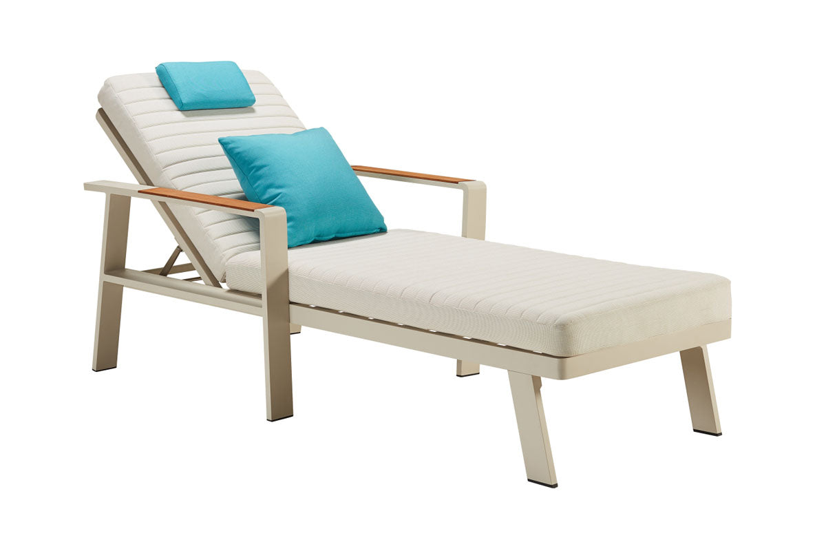 Noffy beige aluminum chaise lounge set of two with side table