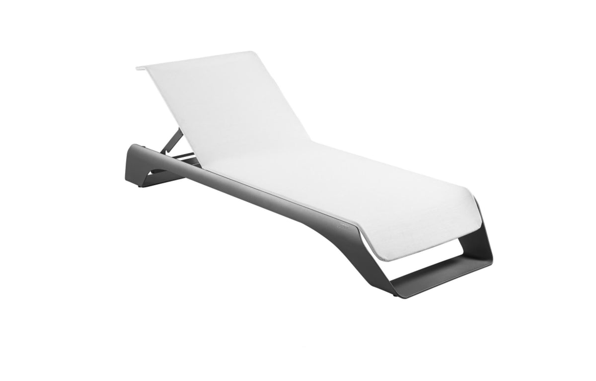 Onda gray aluminum pool lounger with side table – another view
