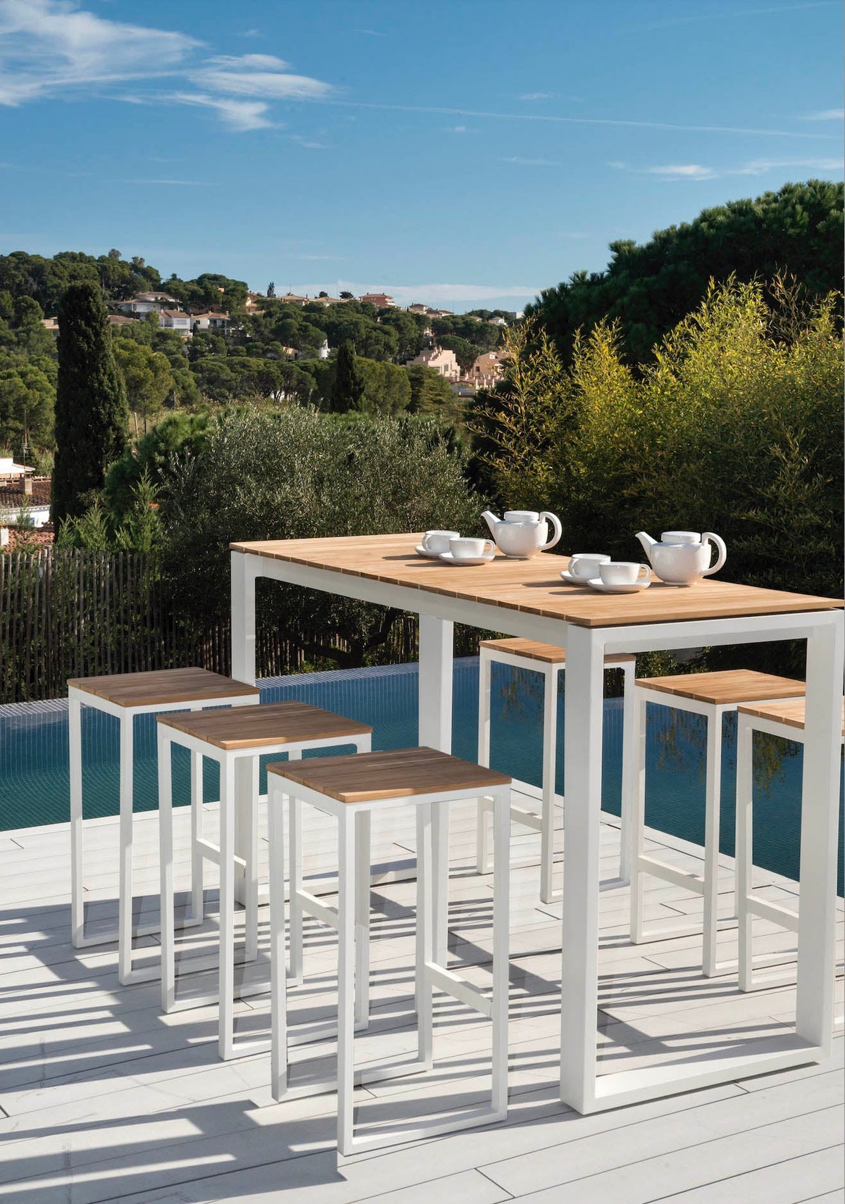 Como white aluminum and teak outdoor bar set with six stools – shown outdoors (3)