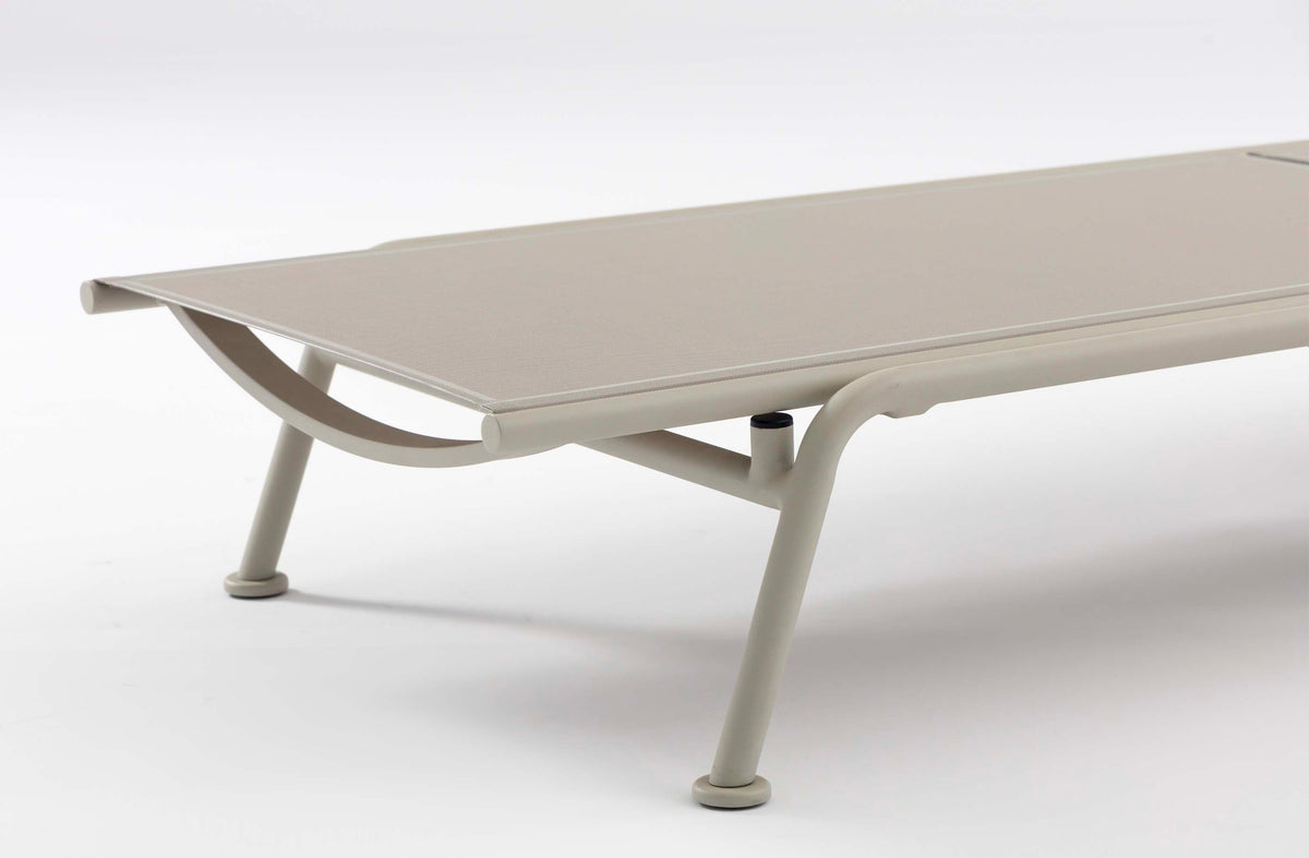Sunny beige aluminum and textilene chaise lounges, set of 2 – close-up detail (2)