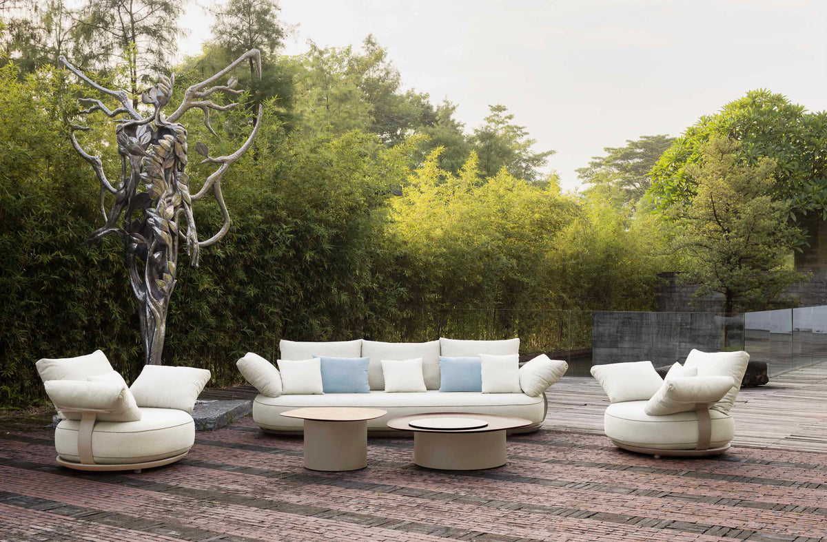 Elyo 5-seat curved modular aluminum lounge set with two coffee tables – shown outdoors (4)
