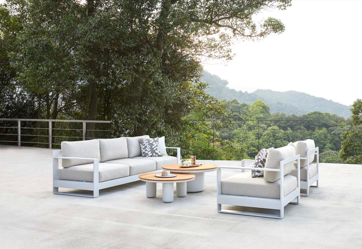 Iris large round aluminum and teak outdoor coffee table – shown outdoors