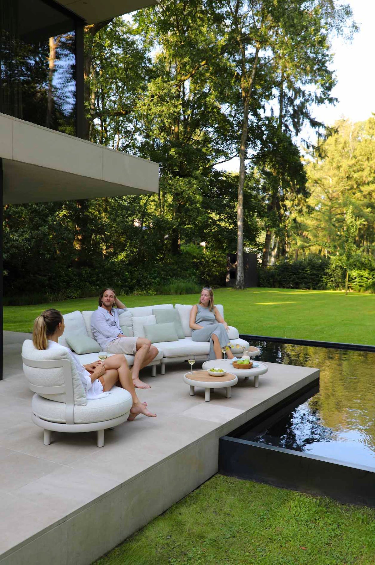 Rosa Mini compact aluminum and teak modular outdoor sofa set – shown outdoors (3)