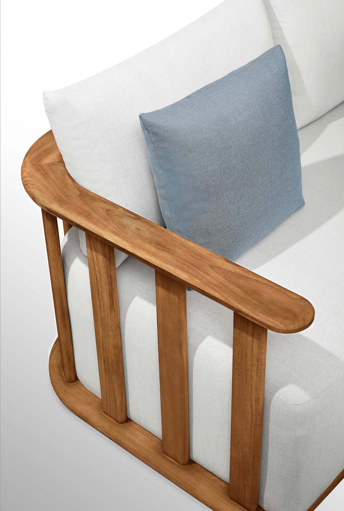Roma 3-seat solid teak outdoor sofa with light cushions – close-up detail (2)