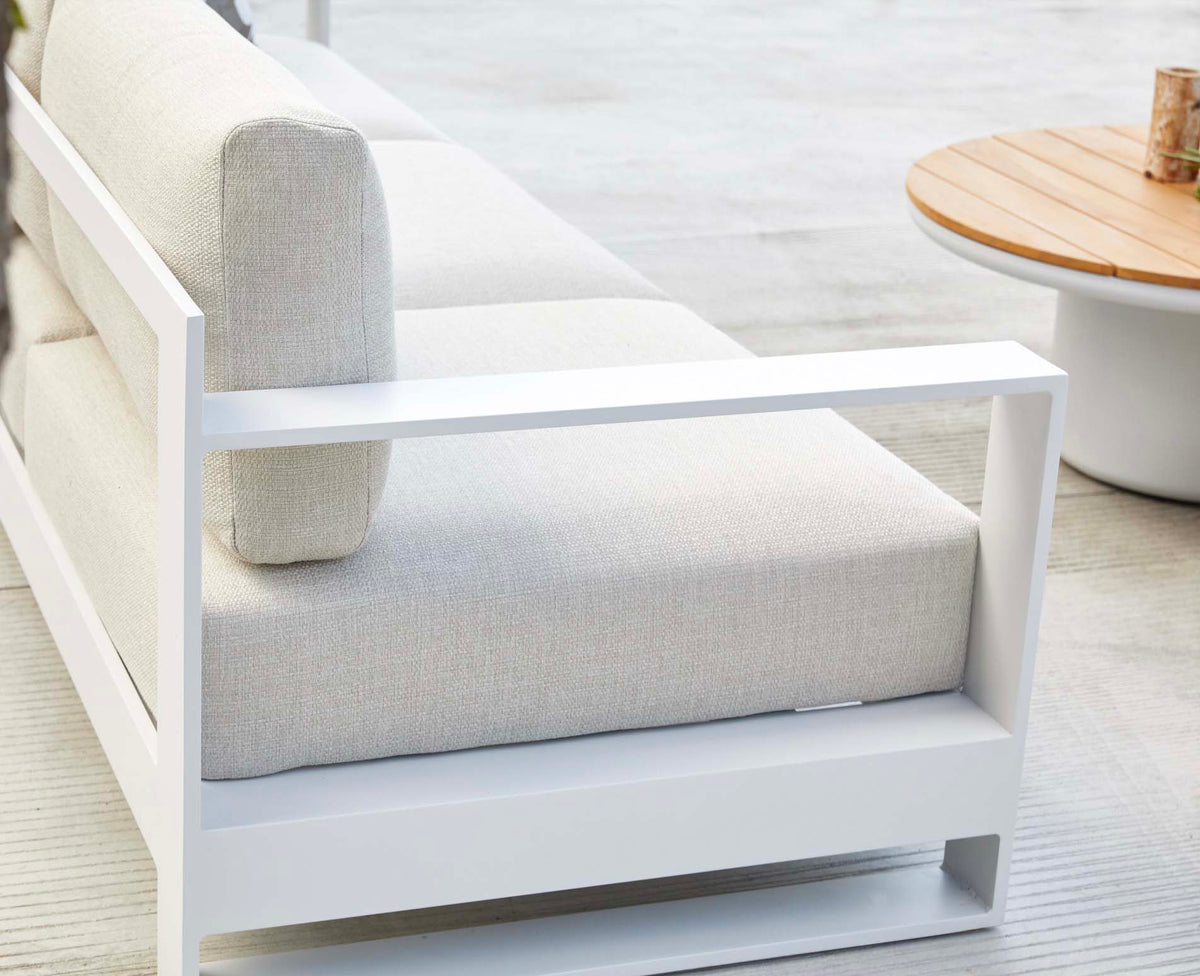 Iris Bis white modular aluminum patio set with light cushions and two coffee tables – close-up detail