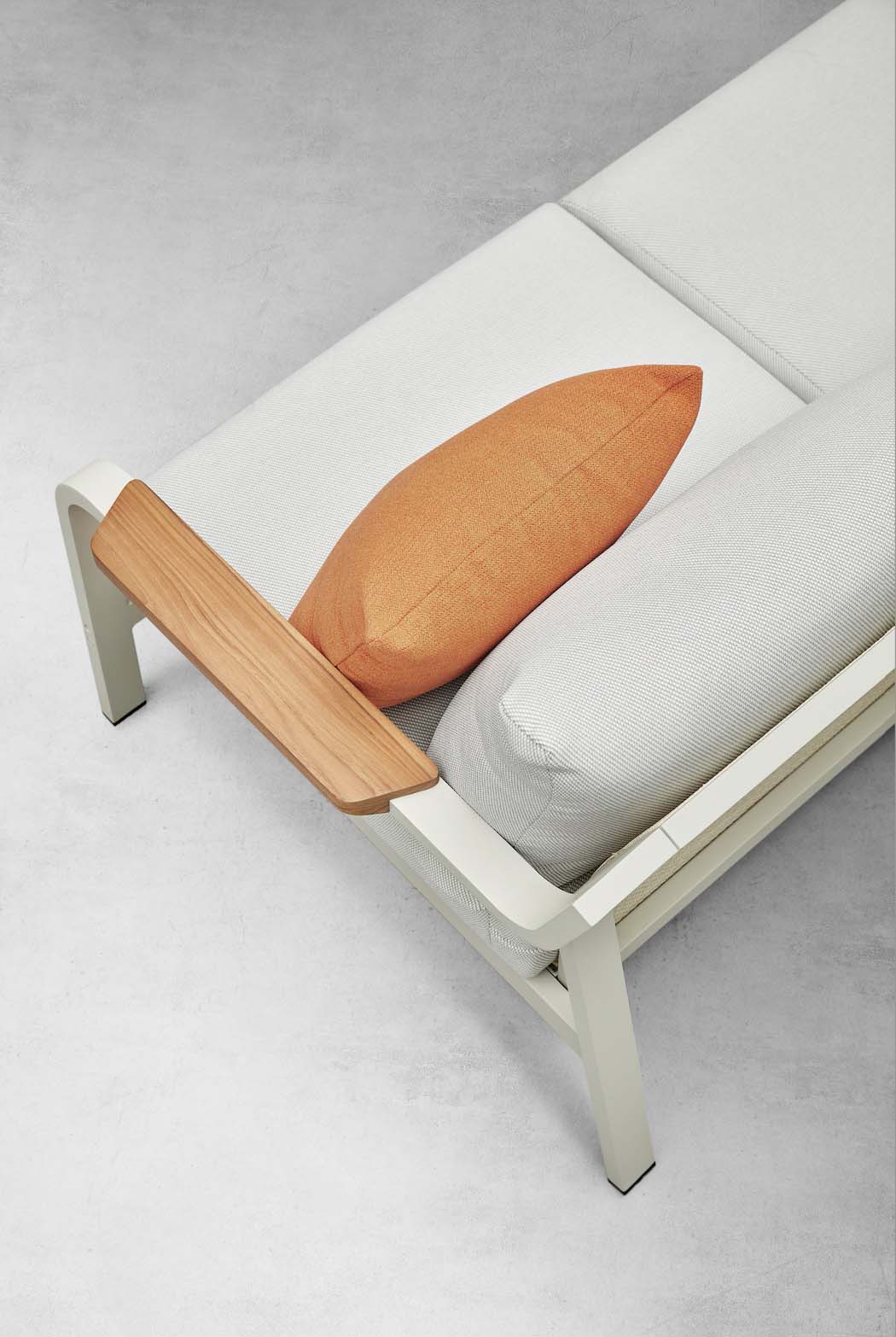 Viscounti cream aluminum and teak corner sofa with openwork backs – close-up detail