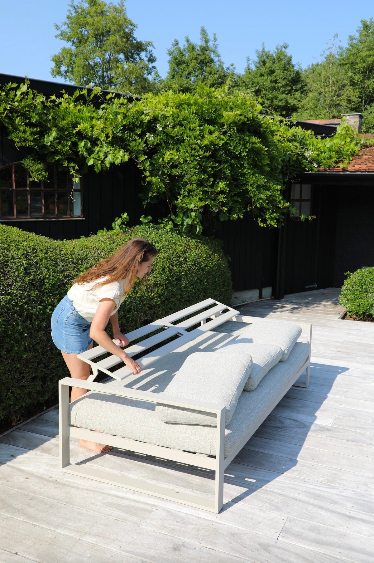 Mael convertible aluminum outdoor sofa daybed – shown in use (2)