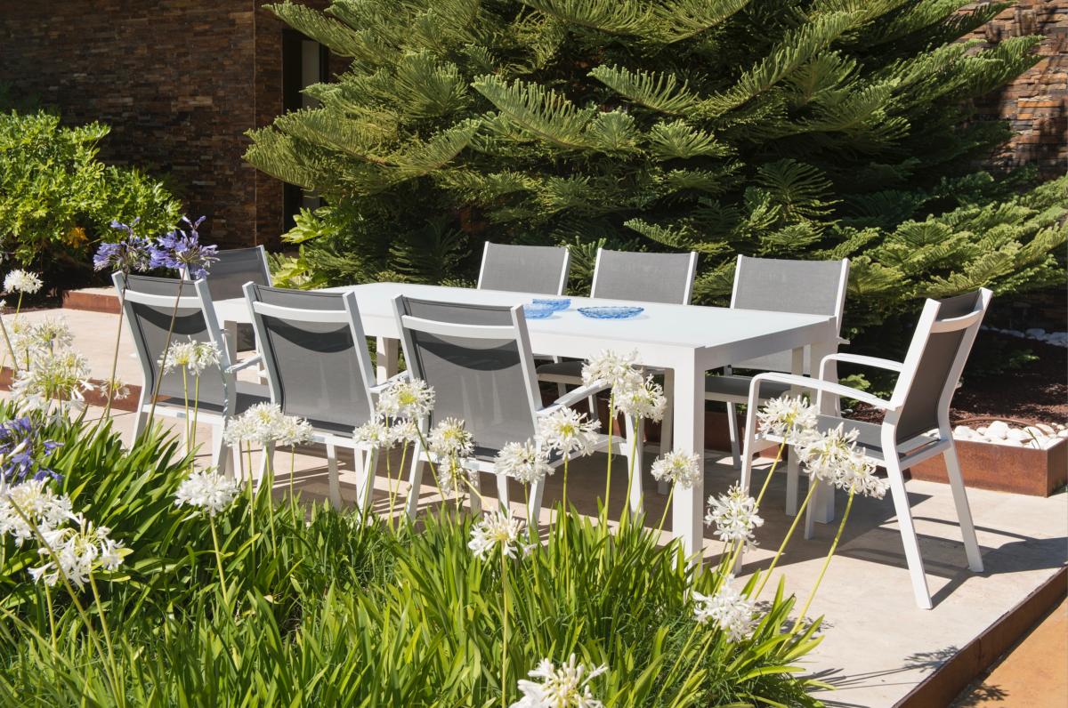 Nory Plus white stackable aluminum dining armchairs, set of 6 – shown outdoors (5)