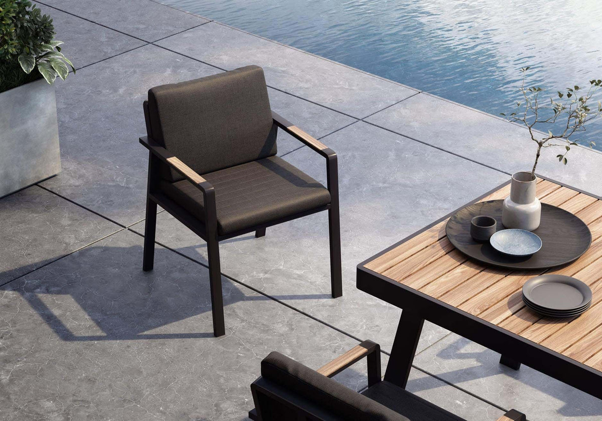 Noffy 8-seat black aluminum and teak dining set – close-up detail