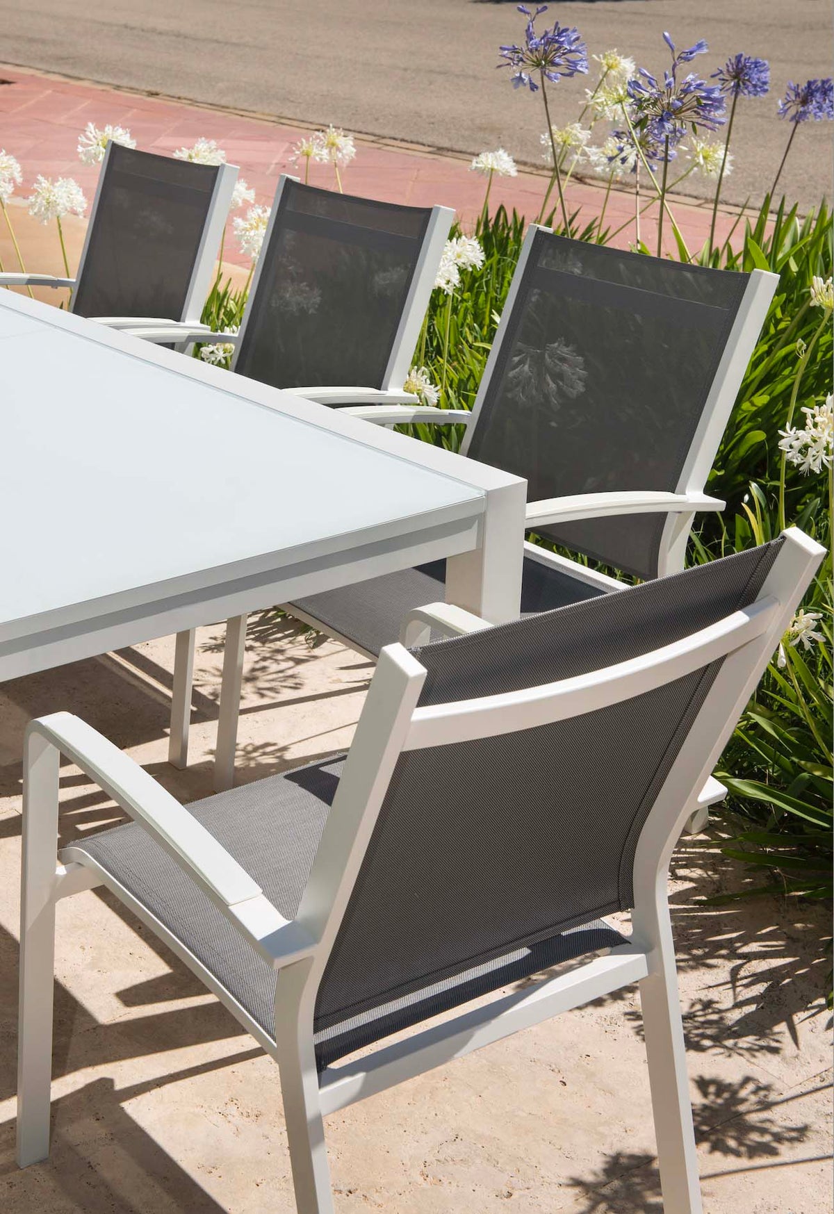 Nory Plus white stackable aluminum dining armchairs, set of 6 – shown outdoors (4)