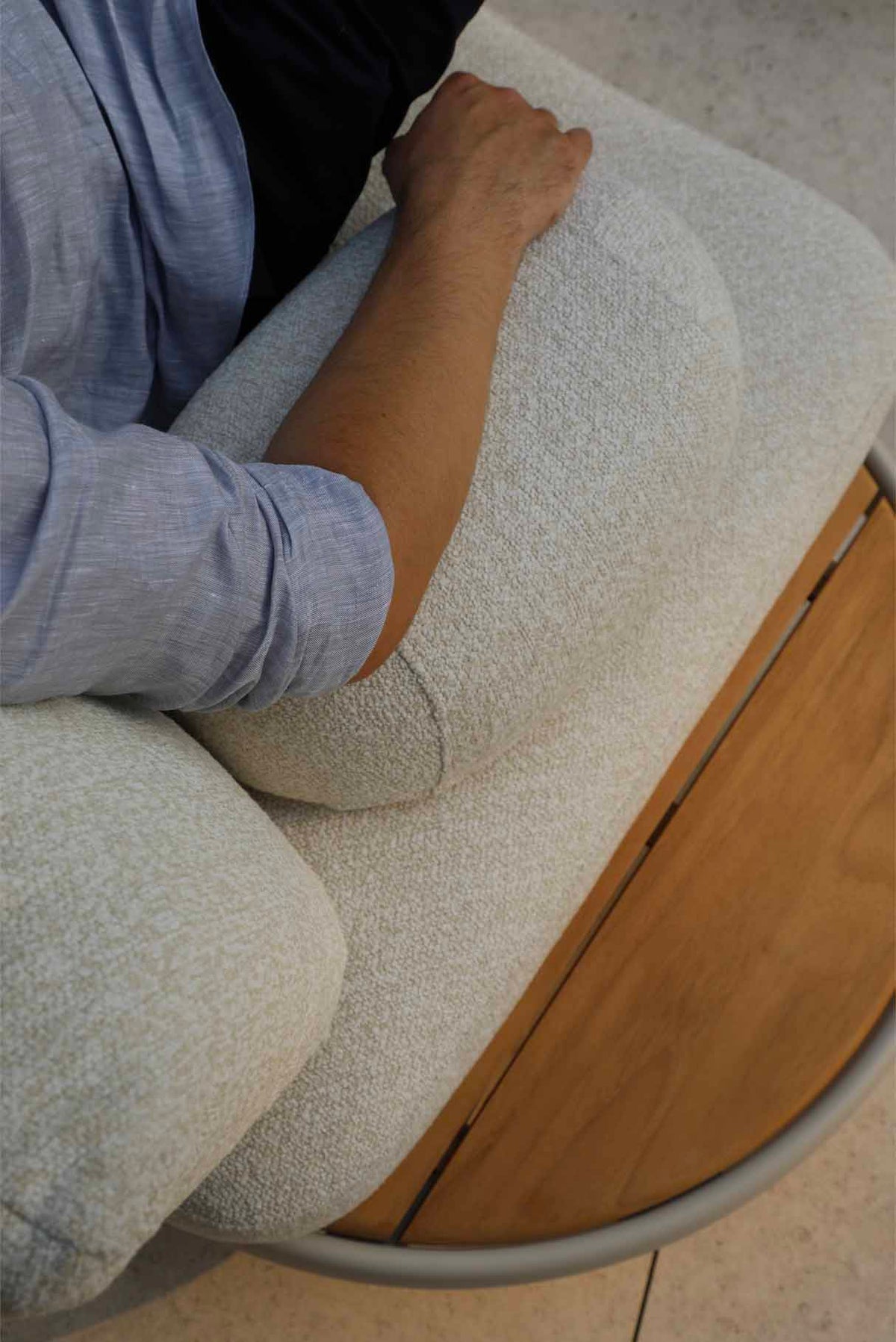 Rosa modular aluminum outdoor sofa set with thick cushions – close-up detail
