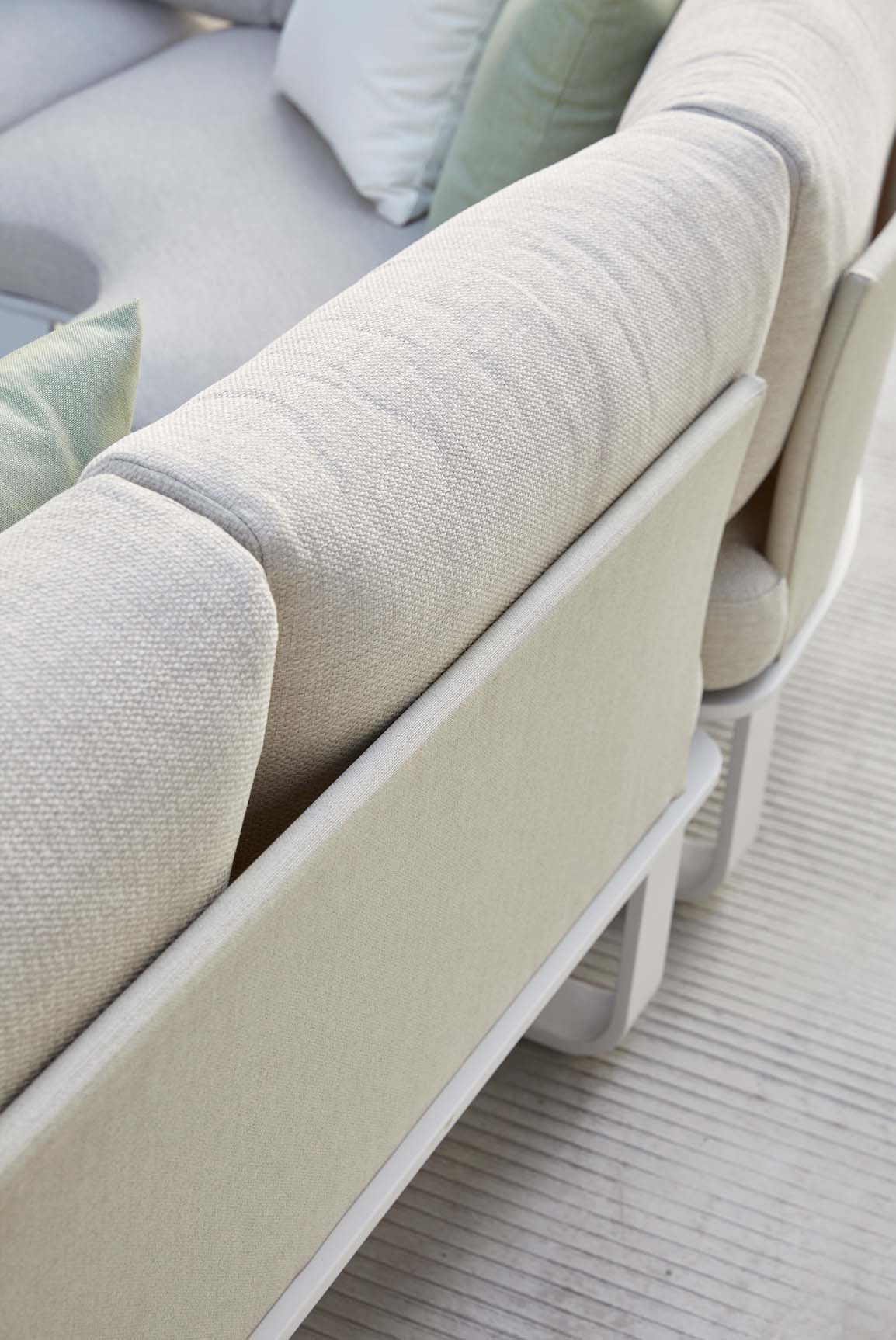 Emy 6-seat aluminum outdoor sectional with light teak details – close-up detail