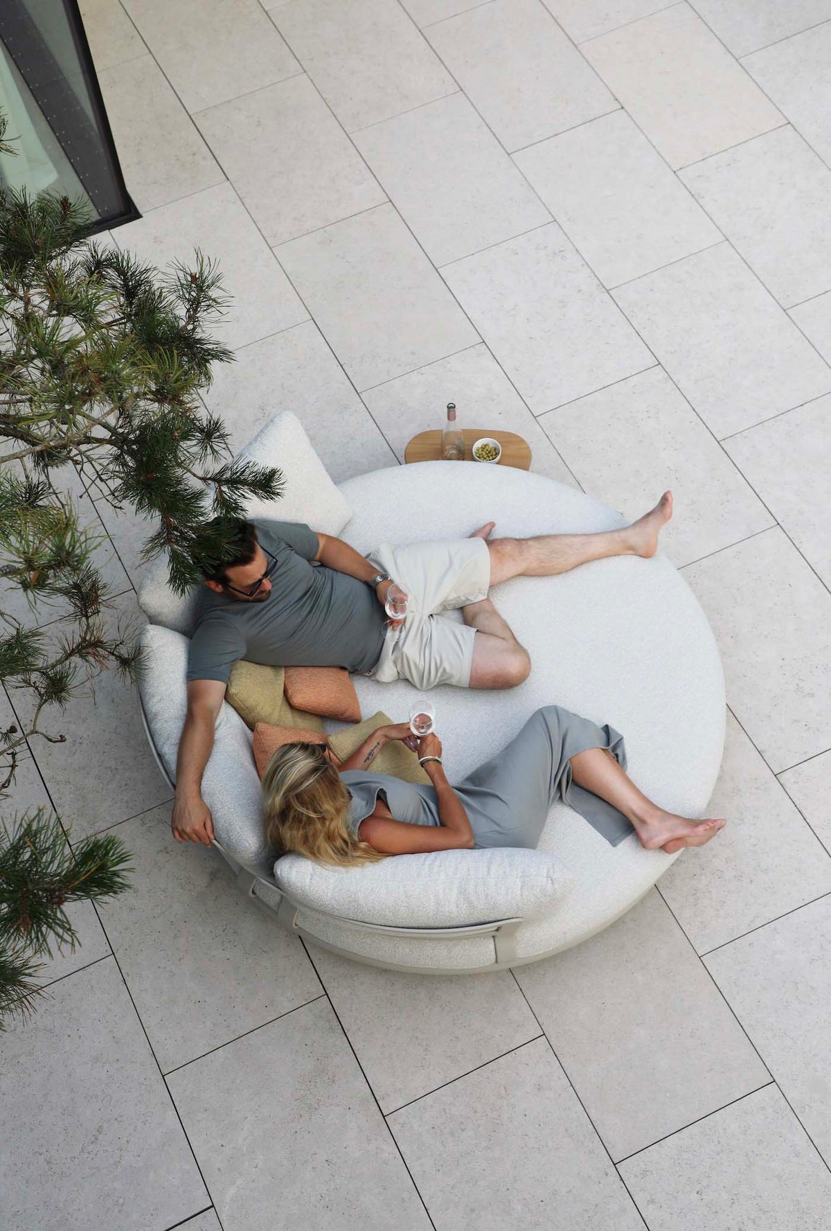 Rosa round aluminum outdoor daybed for two – shown outdoors (4)