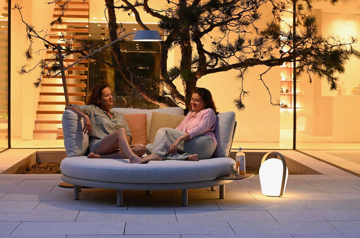 Rosa round aluminum outdoor daybed for two – shown outdoors (5)