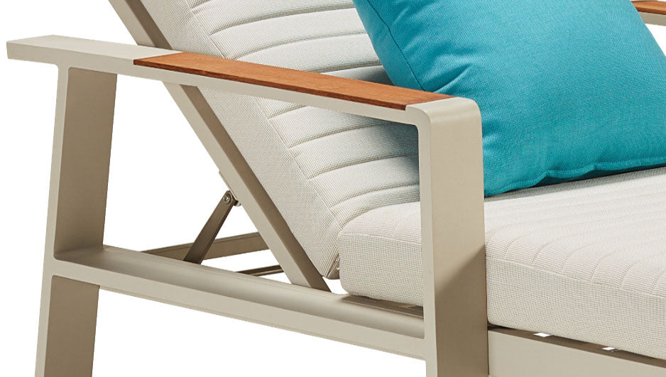Noffy beige aluminum chaise lounge set of two with side table – close-up detail