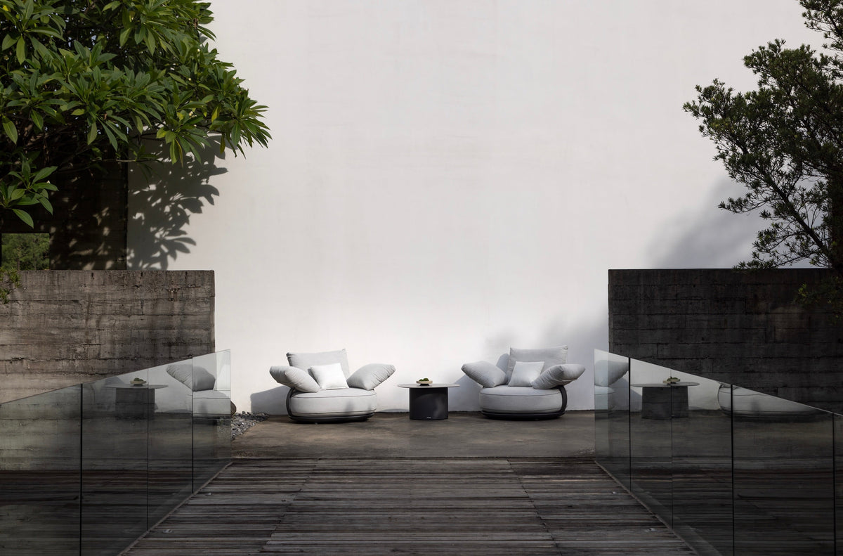 Elyo 5-seat gray curved aluminum outdoor sofa set – shown outdoors (5)