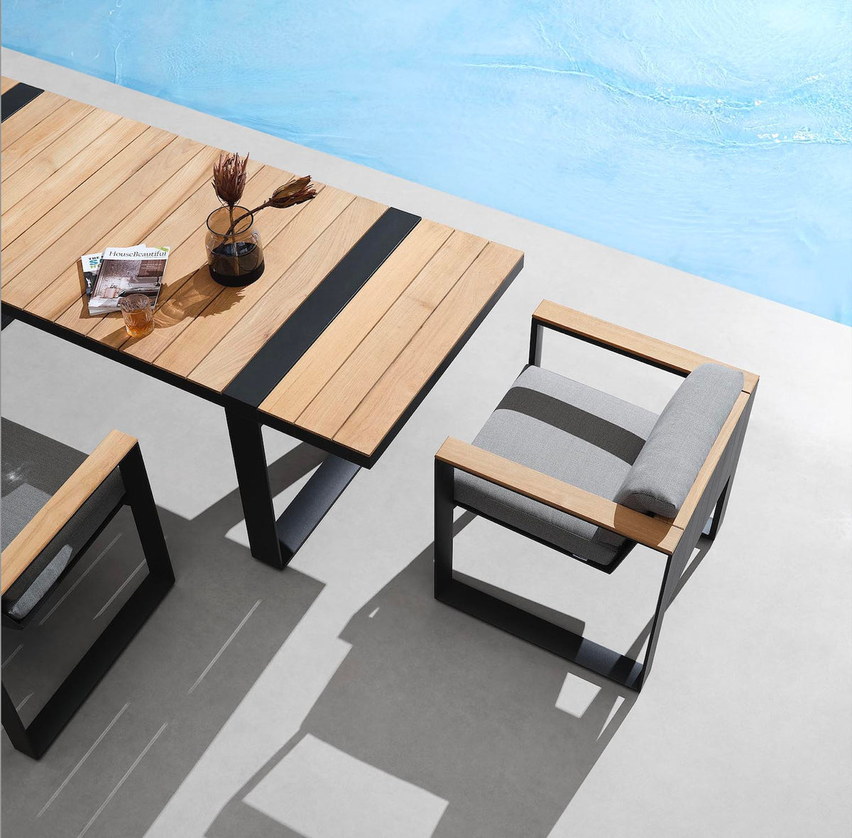 Sofy 6-seat slim aluminum and teak dining set – shown outdoors (4)