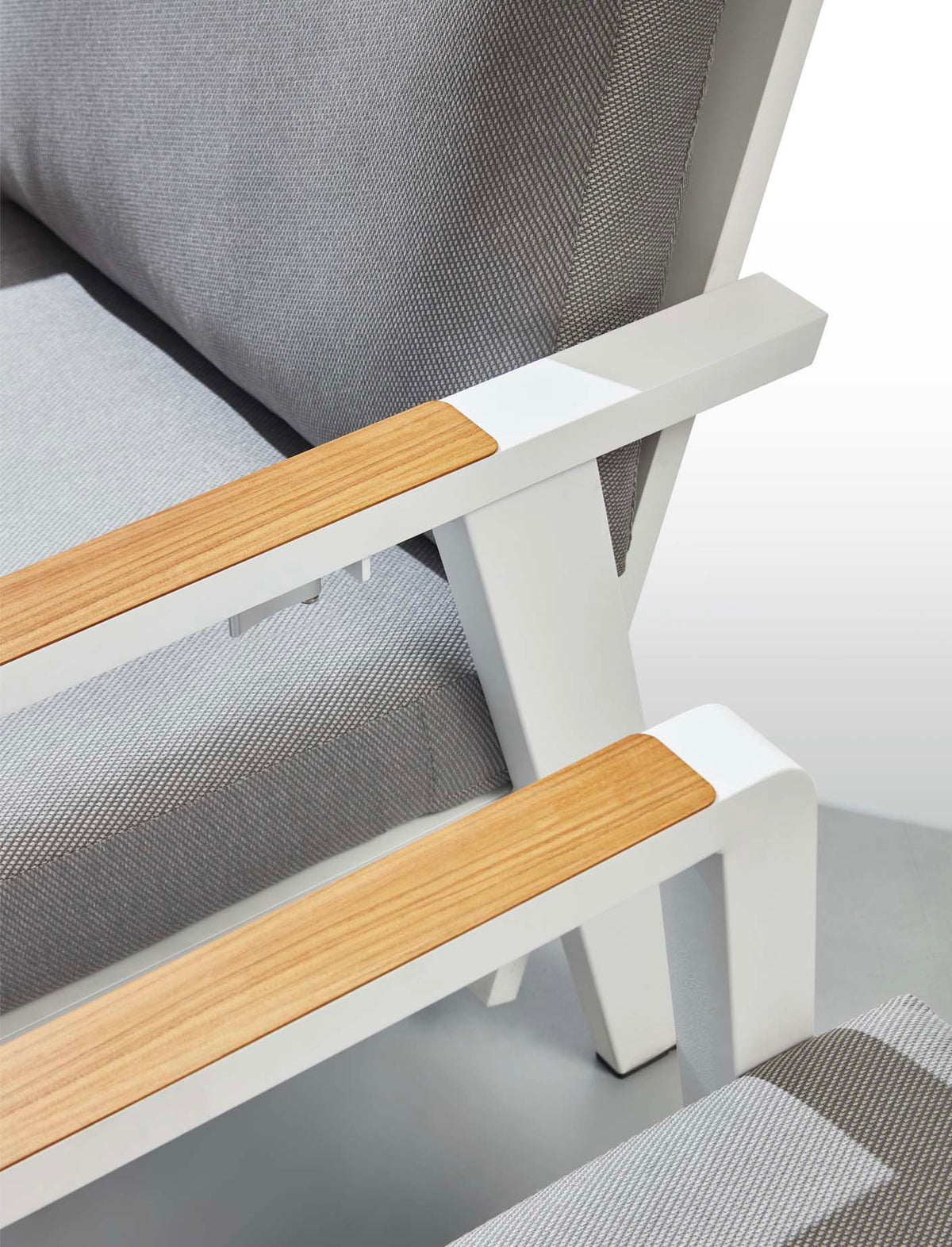 Marius white aluminum patio set with reclining armchairs and lift-top table – close-up detail