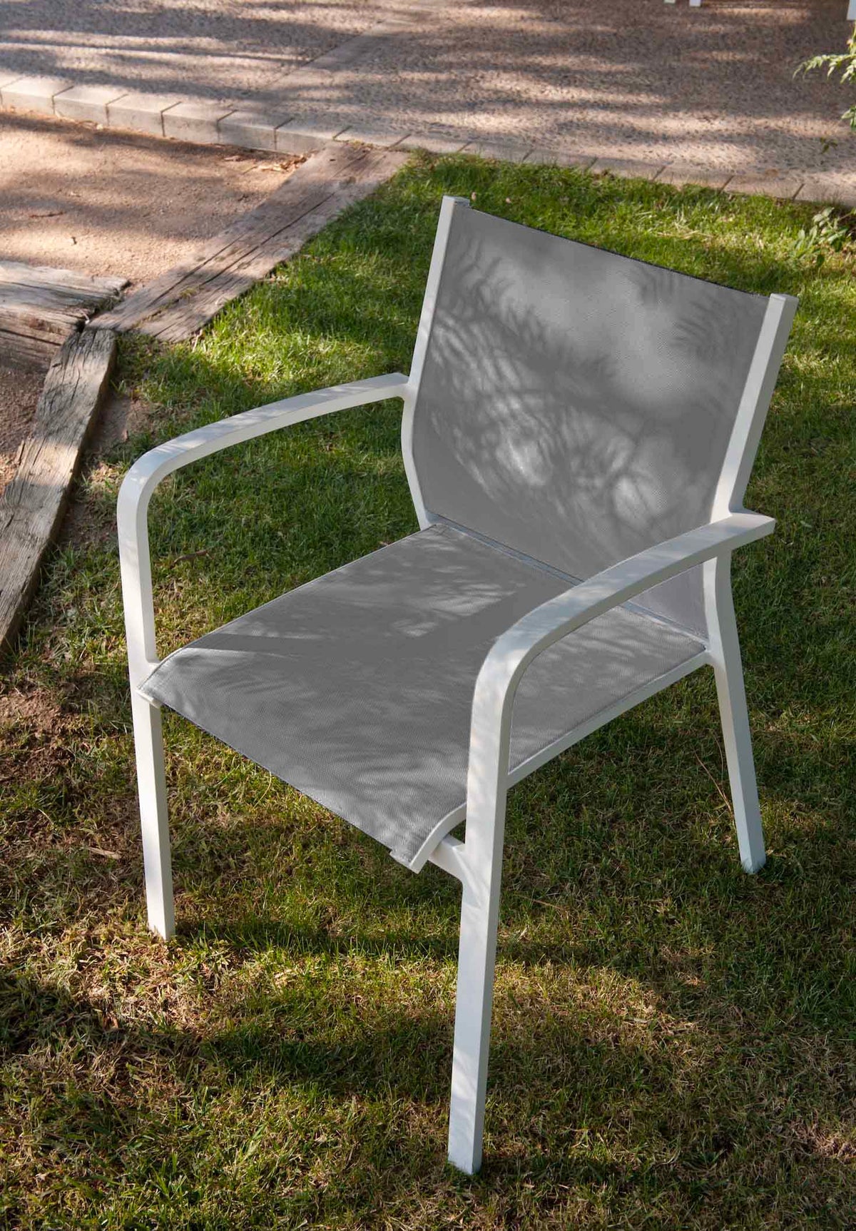 Nory white stackable aluminum patio chairs, set of 6 – shown outdoors (3)