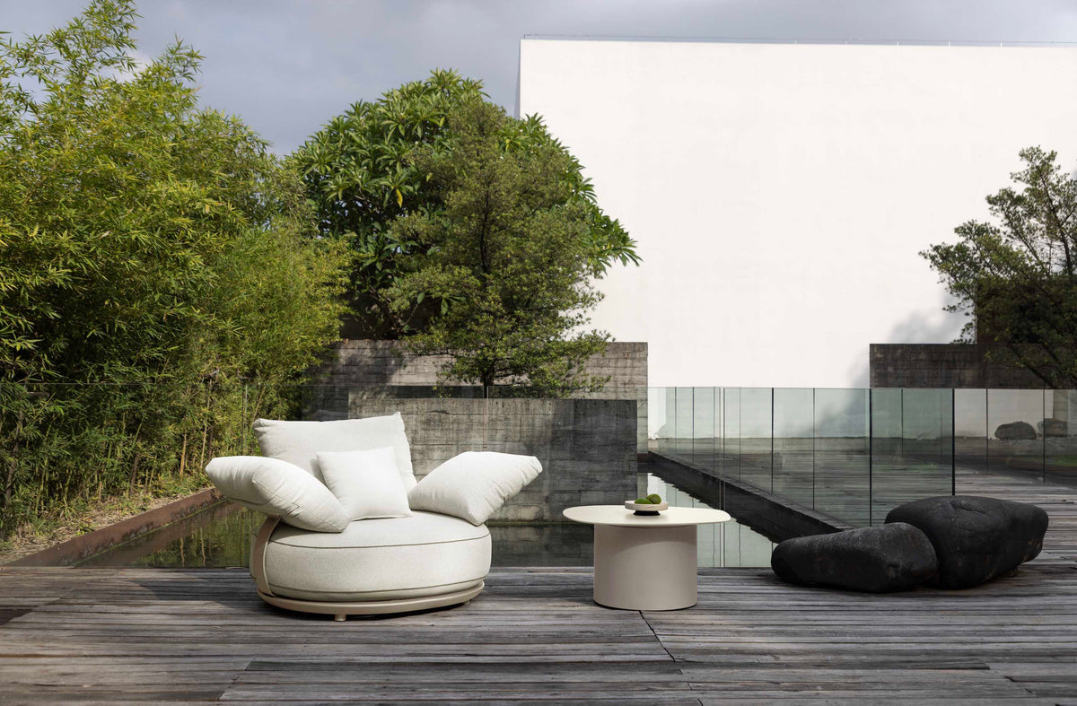 Armchair from the Elyo 5-seat curved modular aluminum lounge set with two coffee tables – shown outdoors