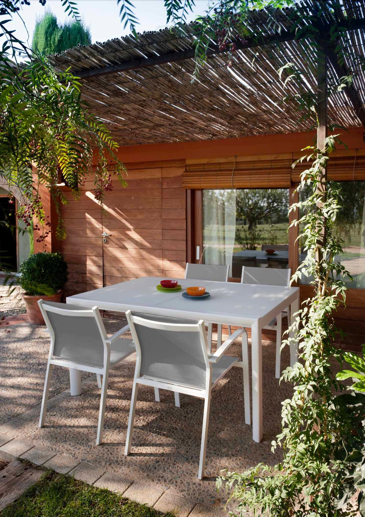 Nory white stackable aluminum patio chairs, set of 6 – shown outdoors (4)