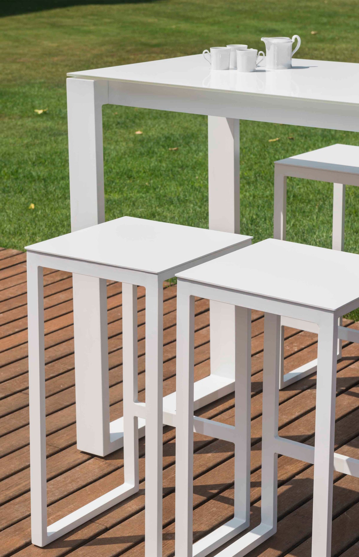 Como white aluminum bar-height patio set with six stools – close-up detail
