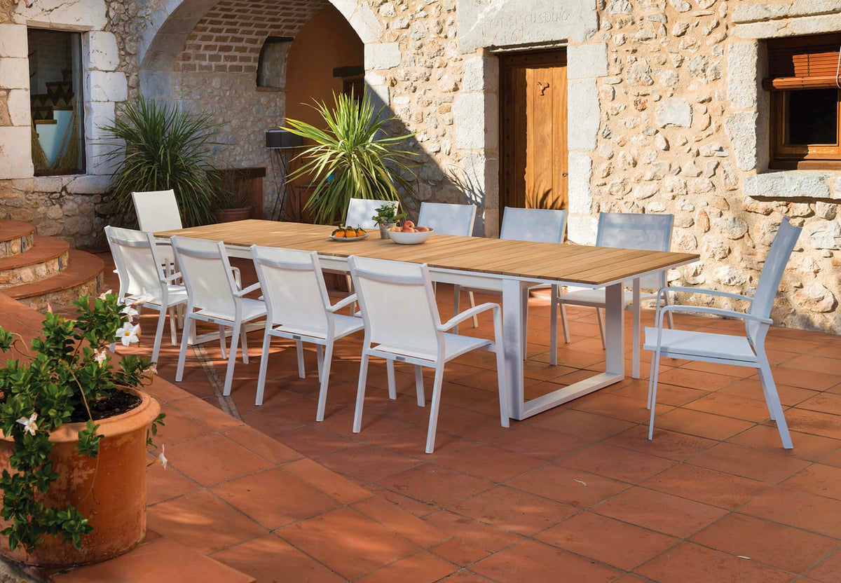 Como extendable aluminum and teak outdoor dining table – shown outdoors (4)