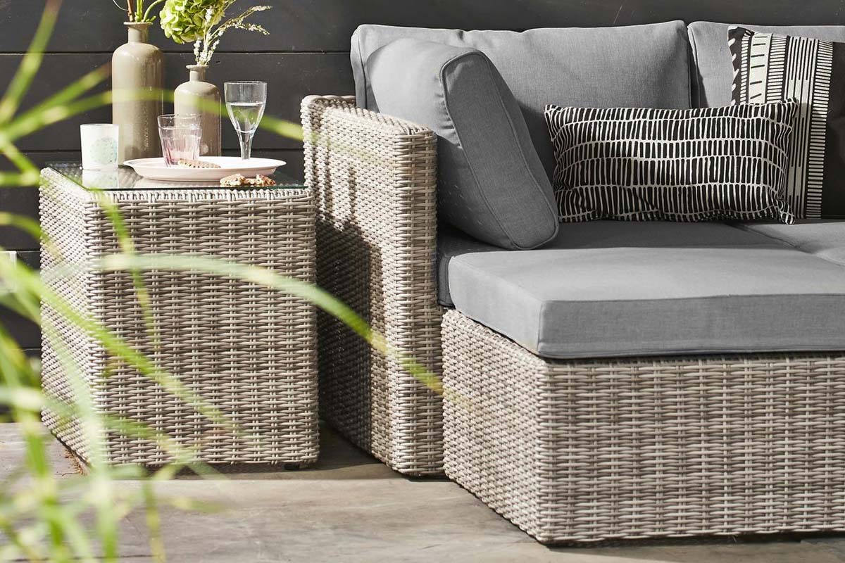 Jade convertible resin wicker sectional in dark gray gradient with poufs – close-up detail (2)