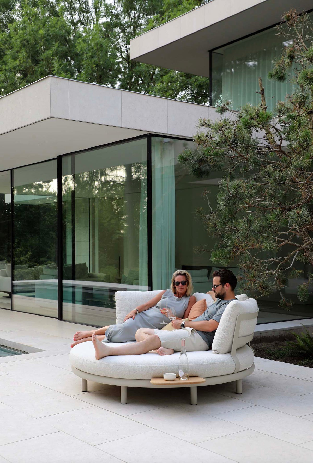 Rosa round aluminum outdoor daybed for two – shown outdoors (2)