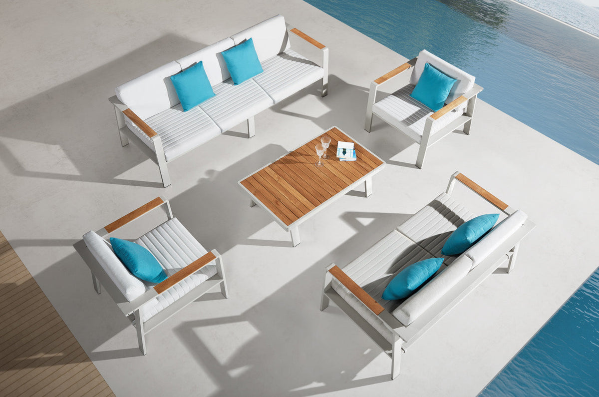 Noffy XL 7-seat aluminum sofa set with beige cushions and teak coffee table – shown outdoors (3)