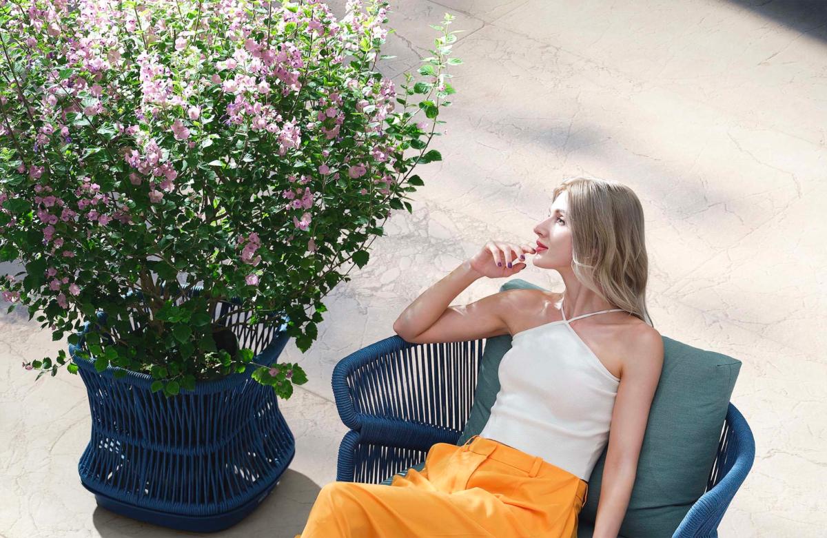 Laska aluminum and rope outdoor planter – shown outdoors (3)