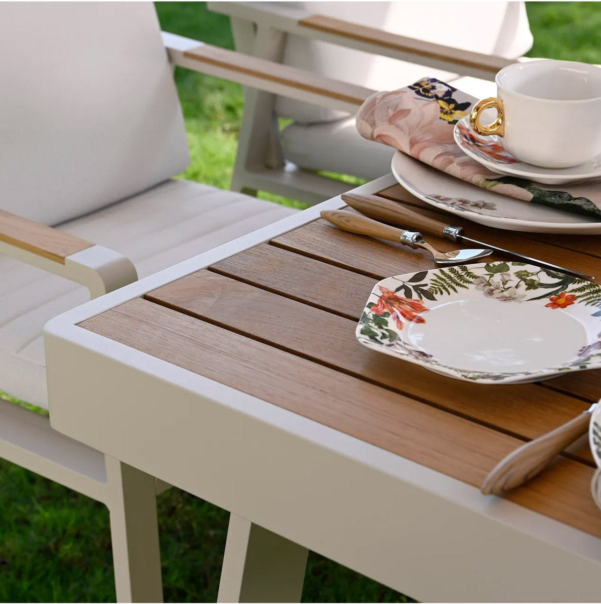 Noffy 6-seat aluminum and teak outdoor dining set – close-up detail