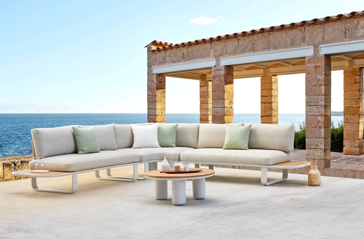 Emy 6-seat aluminum outdoor sectional with light teak details – shown outdoors (4)