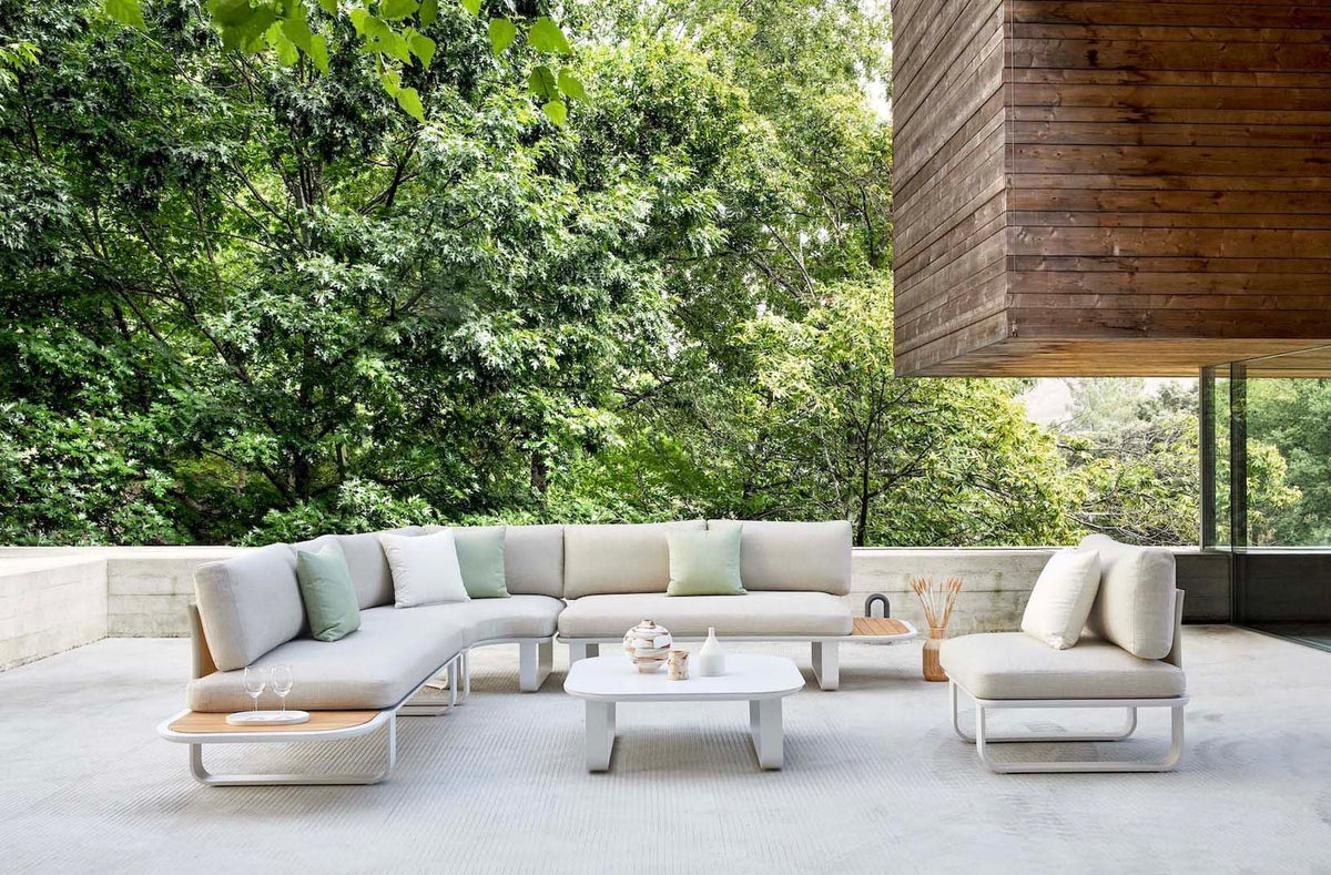 Emy 6-seat aluminum outdoor sectional with light teak details – shown outdoors (3)