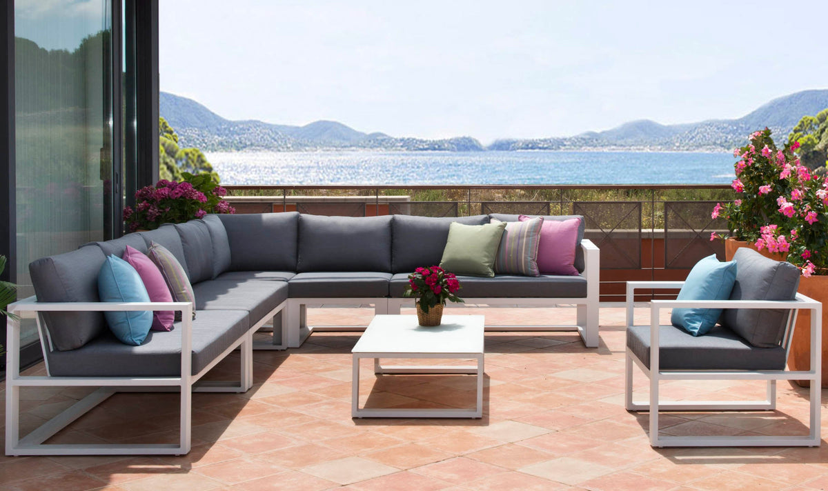 Belly XL extra-large aluminum outdoor sectional with armchair – shown outdoors (4)