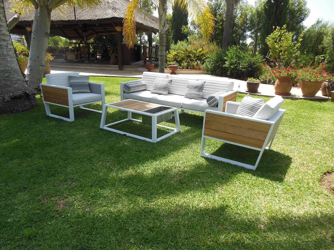 York aluminum and teak patio set with ice bucket coffee table and ecru cushions – shown outdoors