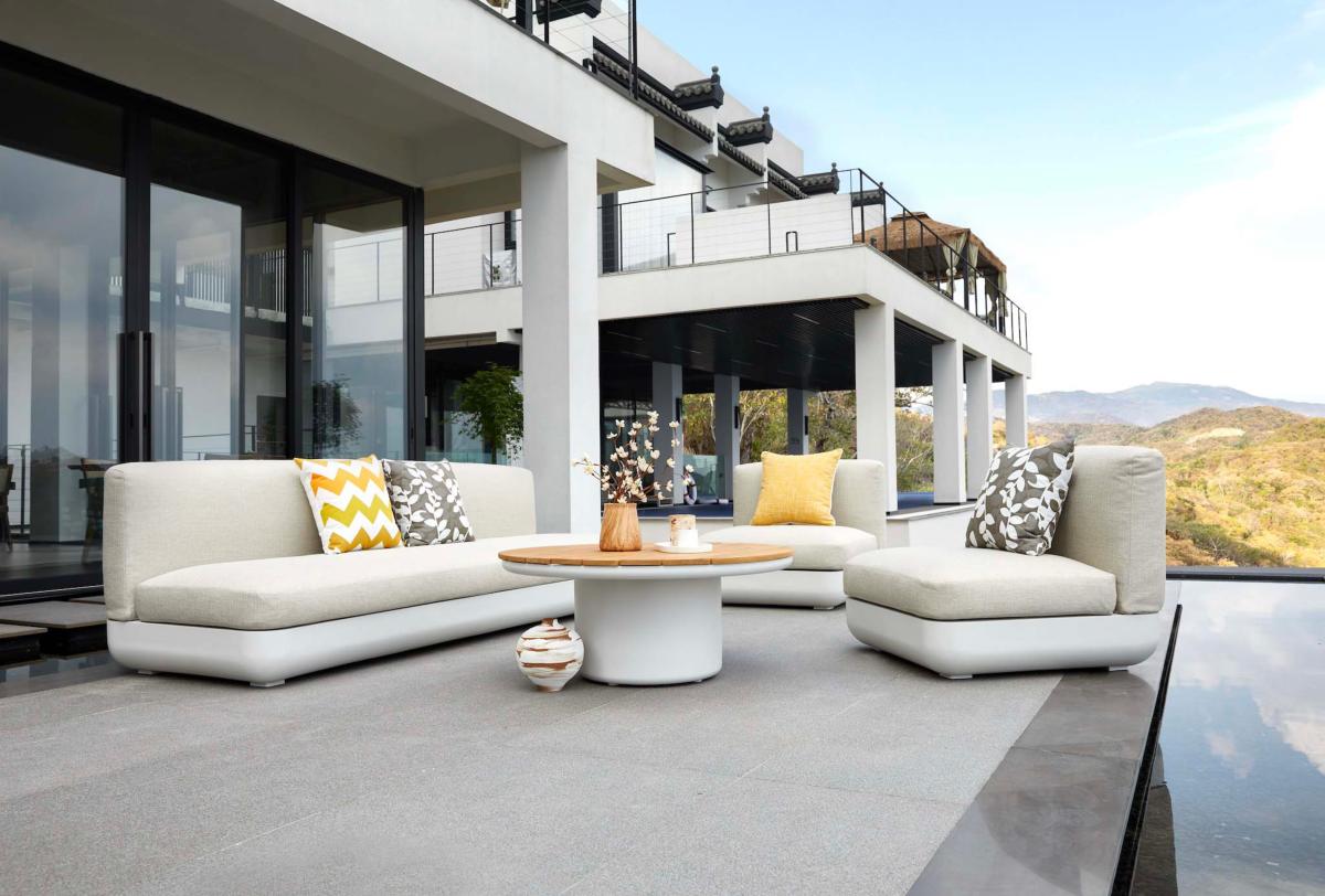 Iris large round aluminum and teak outdoor coffee table – shown outdoors (2)