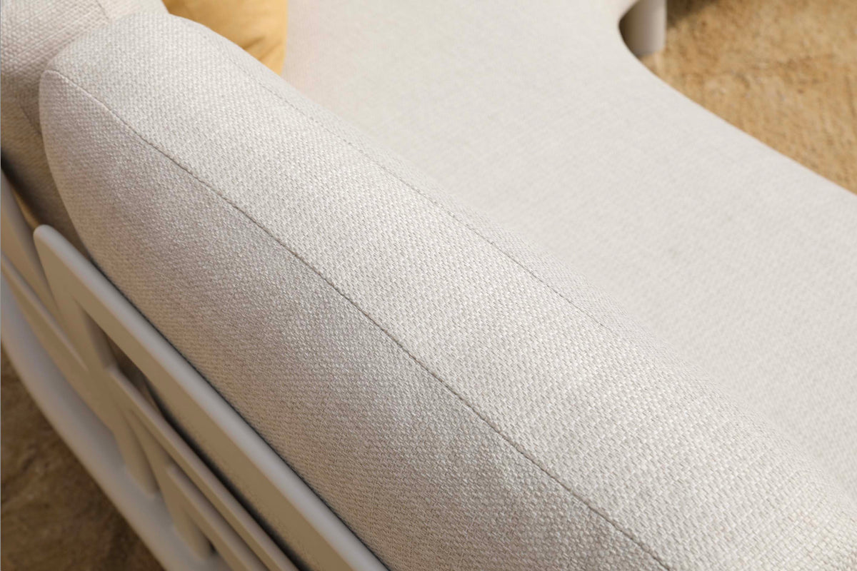 Sanka Cosy curved beige aluminum corner sofa with integrated teak platform – close-up detail (2)