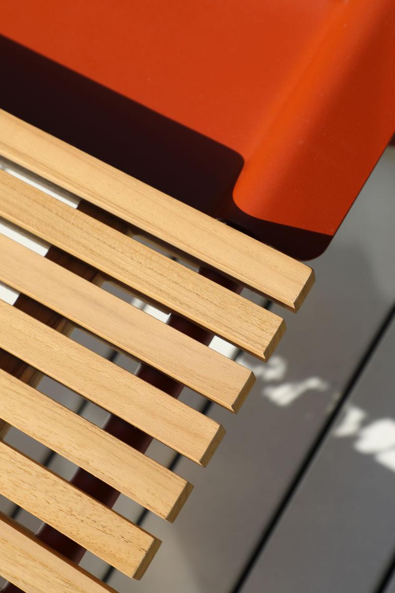 Sunny aluminum coffee table with teak center and drink cooler – close-up detail (3)
