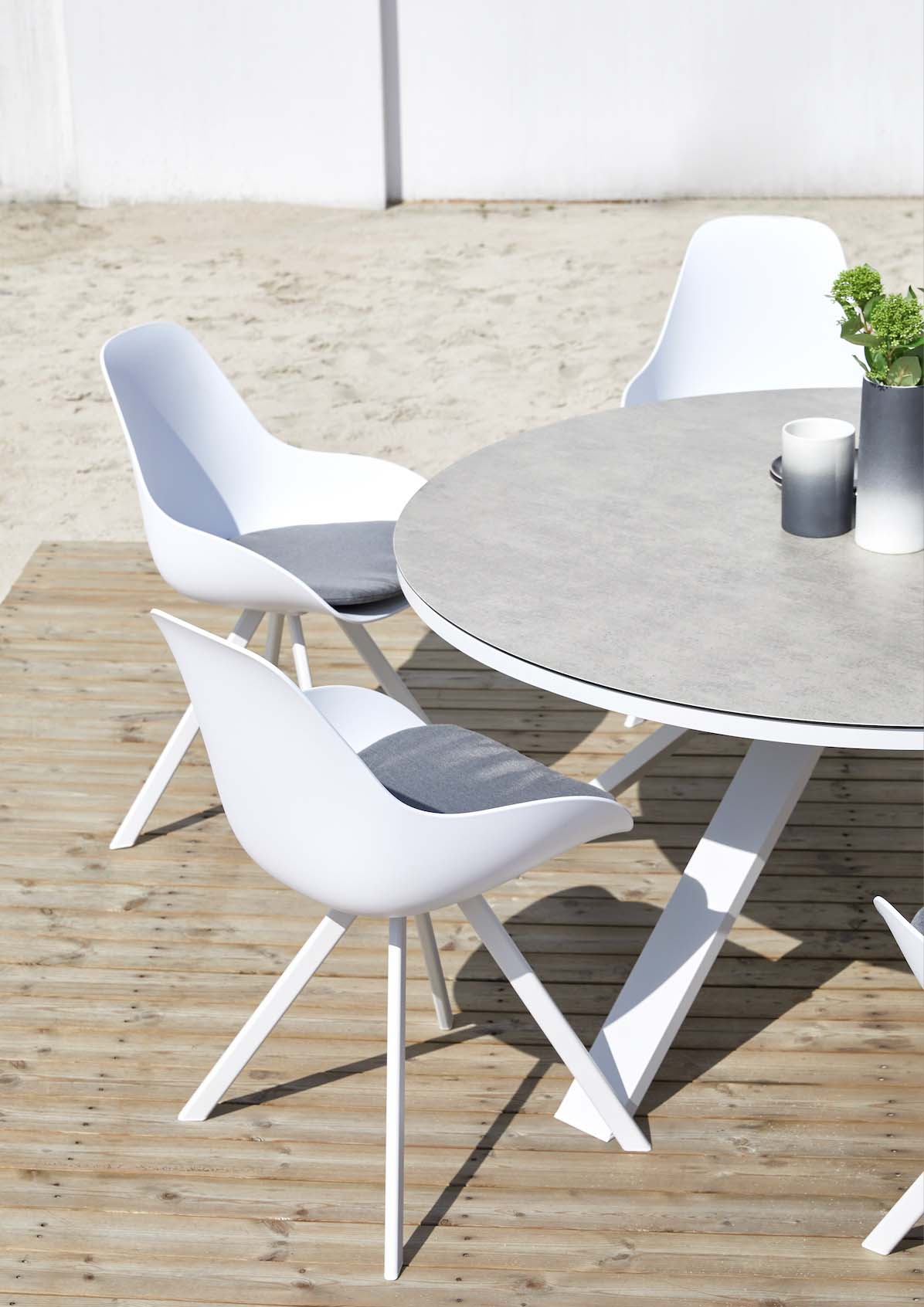 Mondo round white aluminum table with marble-effect glass top – close-up detail