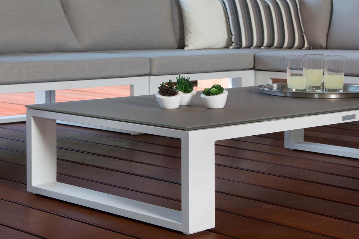 Coffee table from the Belly Mini compact aluminum outdoor sectional with tinted glass table – close-up detail