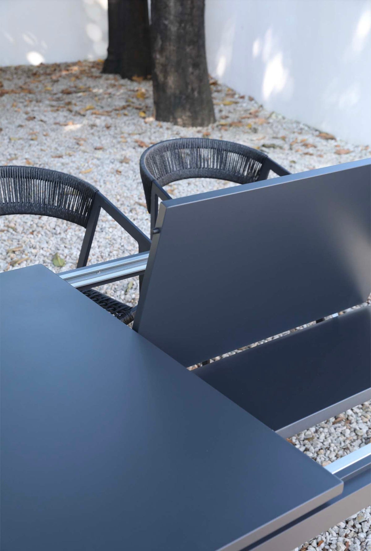 Lou black extendable aluminum outdoor dining table – close-up detail (2)