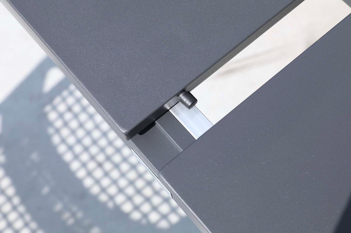 Lou Mini black extendable aluminum outdoor table – close-up detail (2)